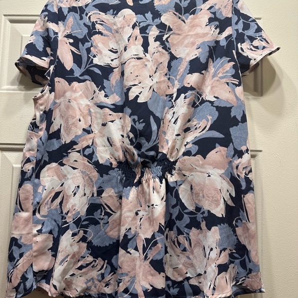 Beautiful Blue Floral “ Tahari “ Short Sleeve Blouse!!! - Picture 2 of 3